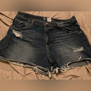 Jean shorts with fray